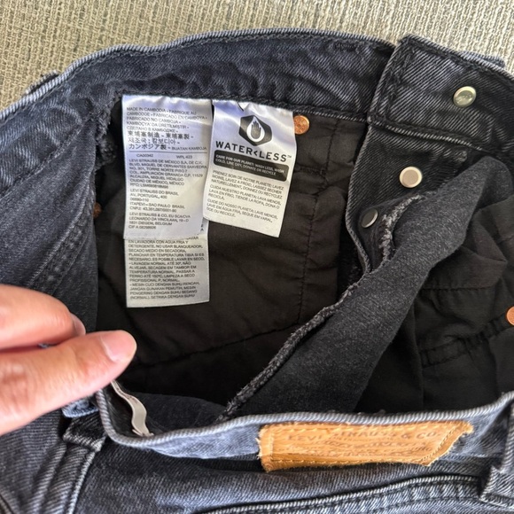 Levi's Ribcage Black Denim Shorts - Picture 5 of 5